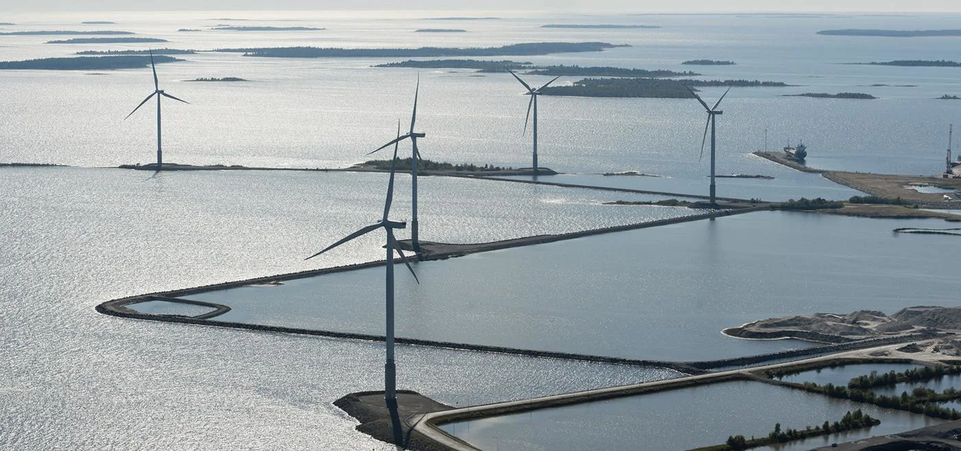 Tuulivoimaloita, joissa tuotetaan sähköä.