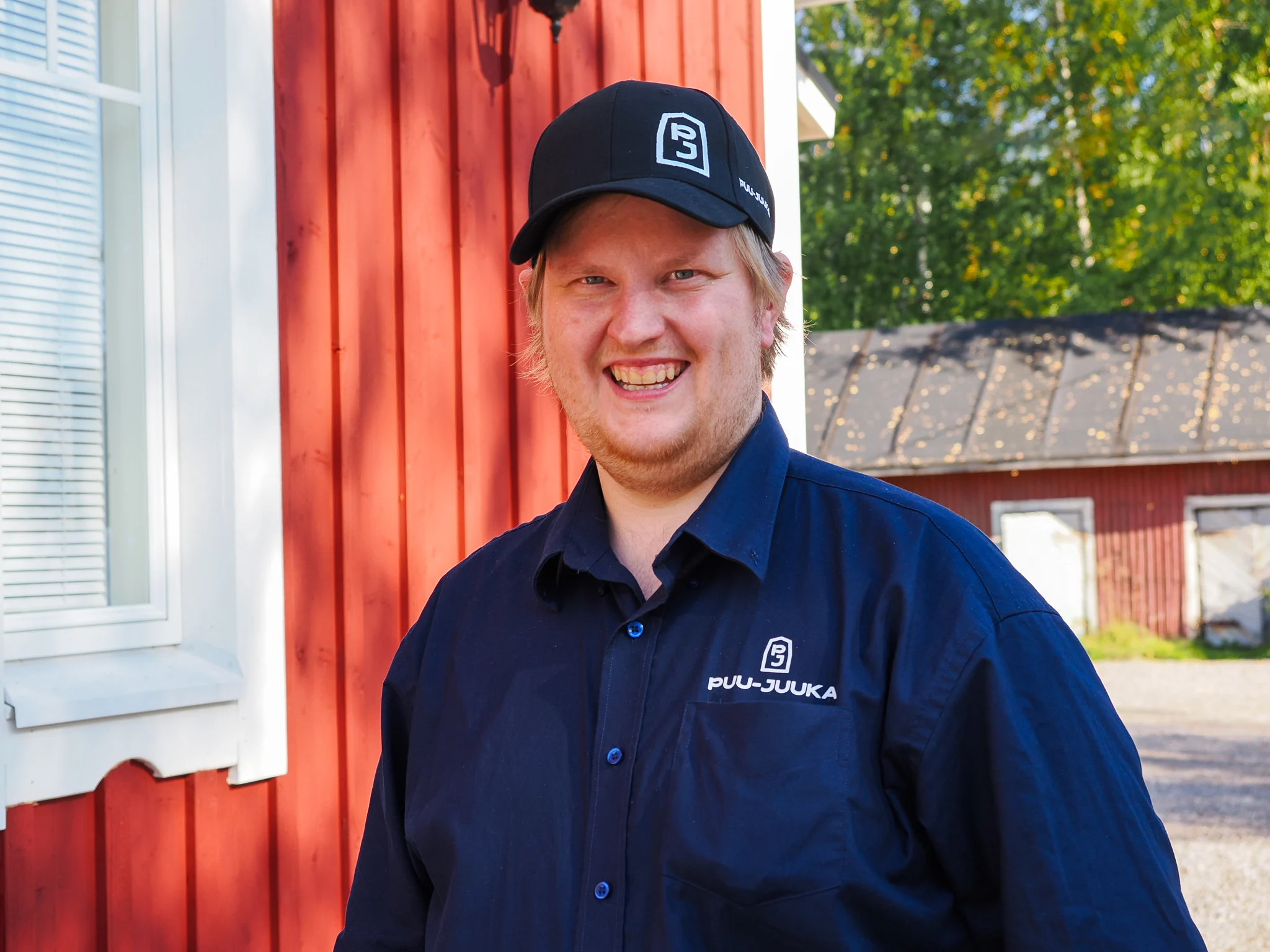 Matkailukeskus Puu-Juuan hotellipäällikkö Anton Sutinen esittelee juuri valmistunutta Arolaa.