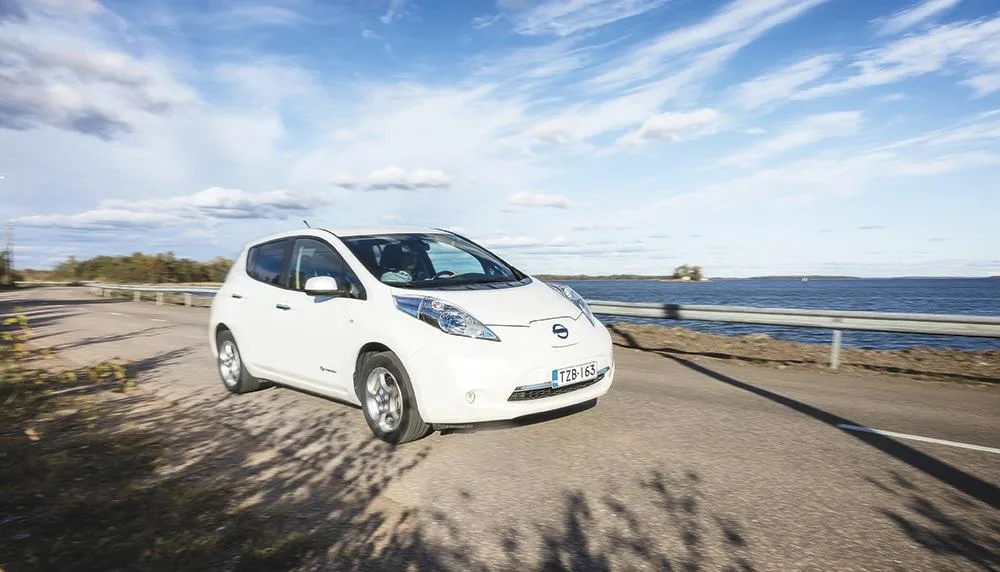 Lasse Järvisen mukaan sähköauto pärjää kiihdytyksissä hyvin polttomoottoreille. Moottoriellä energiaa kuluu paljon.