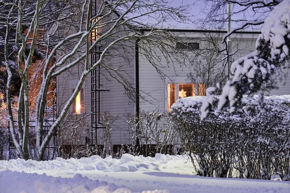 Omakotitalo talvisessa ympäristössä