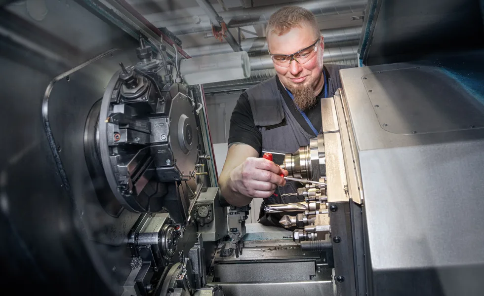 Jani Toivanen asettamassa CNC-sorvia. Kuvaaja: Harri Mäenpää, Studio Korento