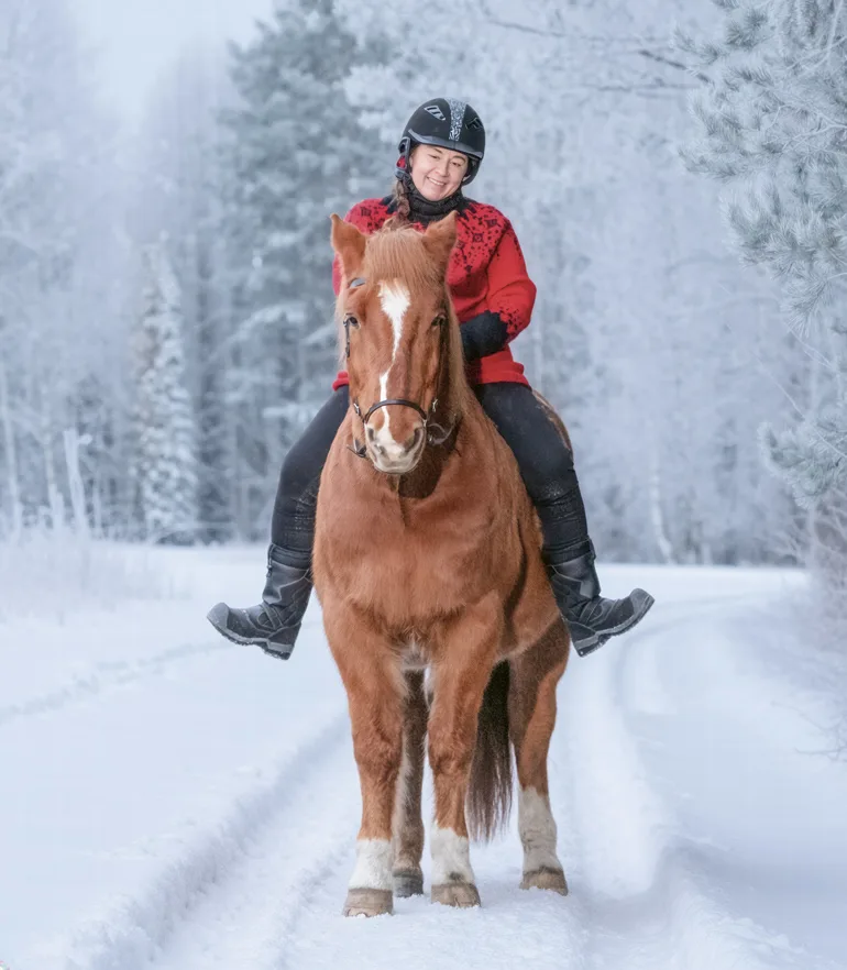 Helena Heiskanen muistuttaa, että saaliseläimenä hevonen lukee tarkasti ympäristöä ja ihmisen kehon viestejä.