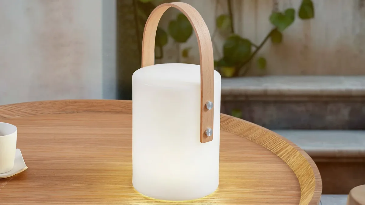 Lindby ladattava LED-ulkopöytävalaisin, Juria.
