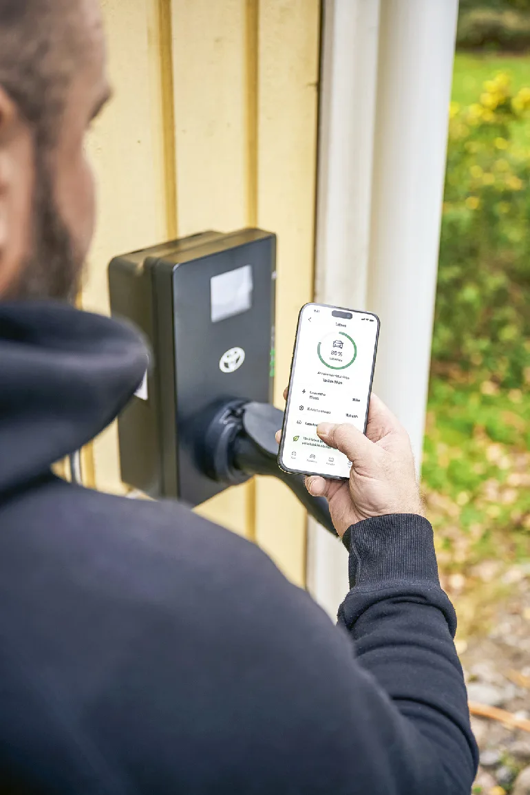 – Latausasema on nykyisin jo verkkoyhteydellä varustettu järjestelmälaite, joka pitää myös konfiguroida oikein, Suomen Lataustekniikan perustaja Tommi Pihkanen painottaa. Latausaseman latausta ohjataan sen omalla puhelin-sovelluksella.