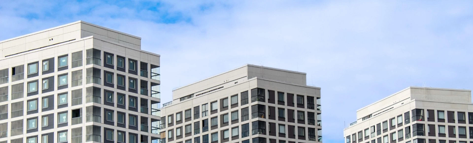 Kerrostaloja vierekkäin