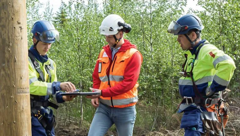 Työmaata aloittelemassa sähköverkostoasentajat (oikealta) Tomi Hartikainen ja Niko Kekäläinen sekä tiimipäällikkö Jyrki Hartikainen.