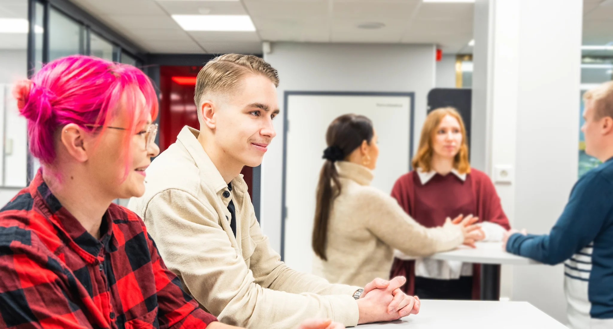 PKS:n asiakaspalvelun henkilöstöä hymyilemässä.