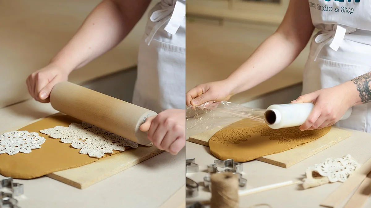 3.	Paina koristekuvio savilevyyn pitsiliinalla kaulimalla. Koristekuvion voi tehdä myös koristekaulimella, leimasimella tai vaikka sukkapuikolla piirtämällä. Halutessaan pinnan voi jättää myös paljaaksi.
4.	Peitä levy muovikelmulla. Kelmu suojaa piparimuotteja savelta ja pyöristää kuvion reunoja, jolloin niitä ei tarvitse myöhemmin hioa. Jos haluat terävät reunat, jätä kelmu pois.