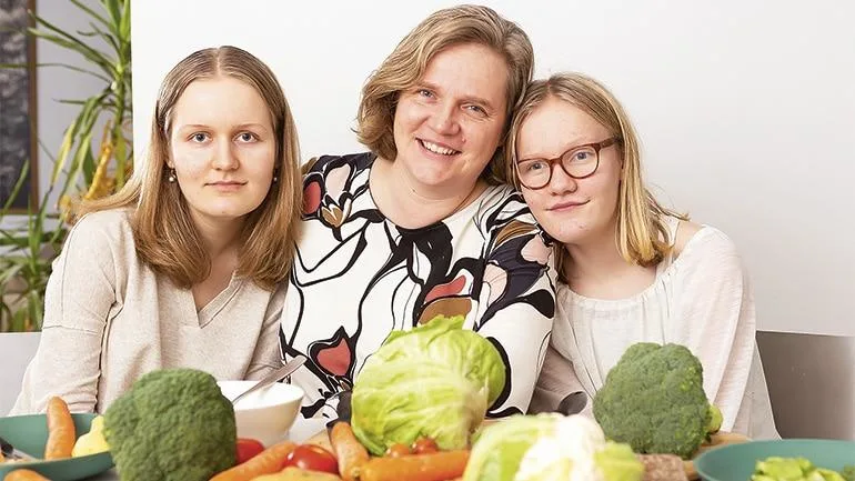 Kuvassa keskellä Essi Aarnio-Linnanvuori sekä tyttäret Verna (vas.) ja Selma Linnanvuori.