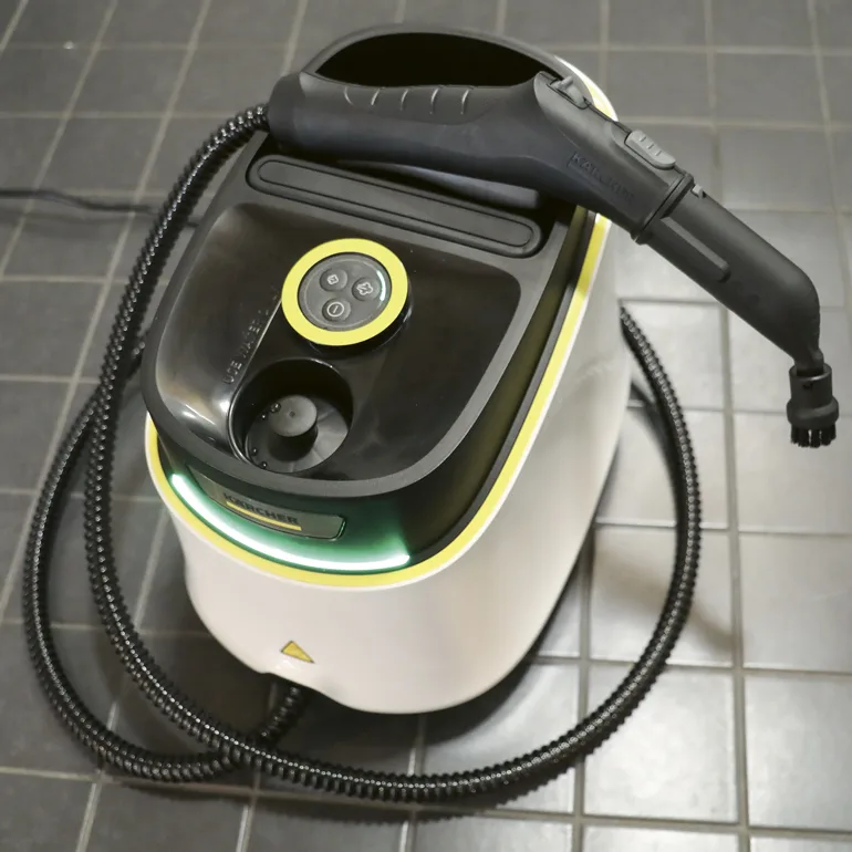 Kokeiltavana oli Kärcherin SC3 Deluxe Easyfix -höyrypuhdistin. Hintaluokka kodinkoneliikkeissä noin 180-200 euroa. Laitteen mukana tulee monipuolinen varustevalikoima.