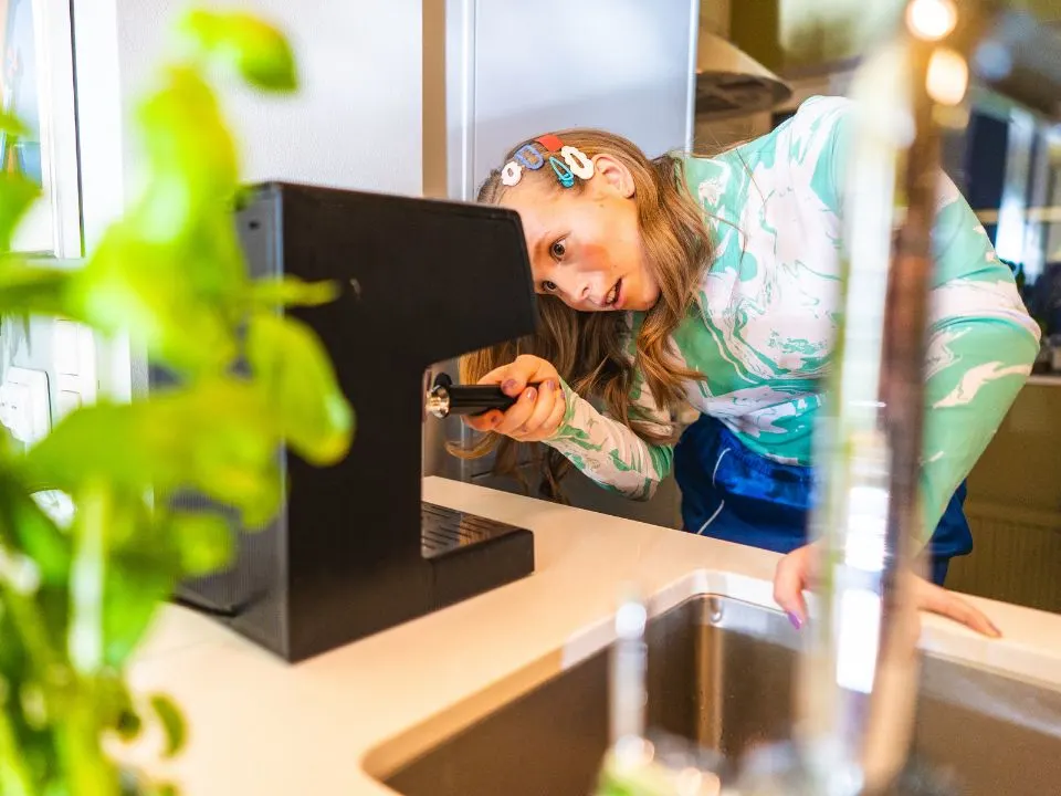 Nainen keittää kahvia