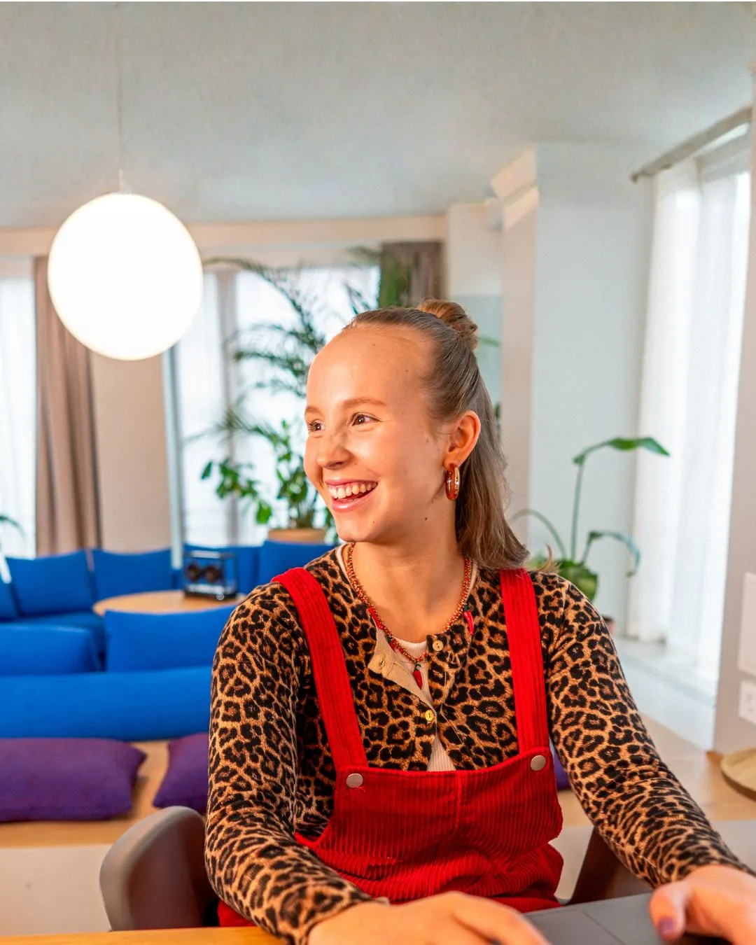 Nainen tietokoneella