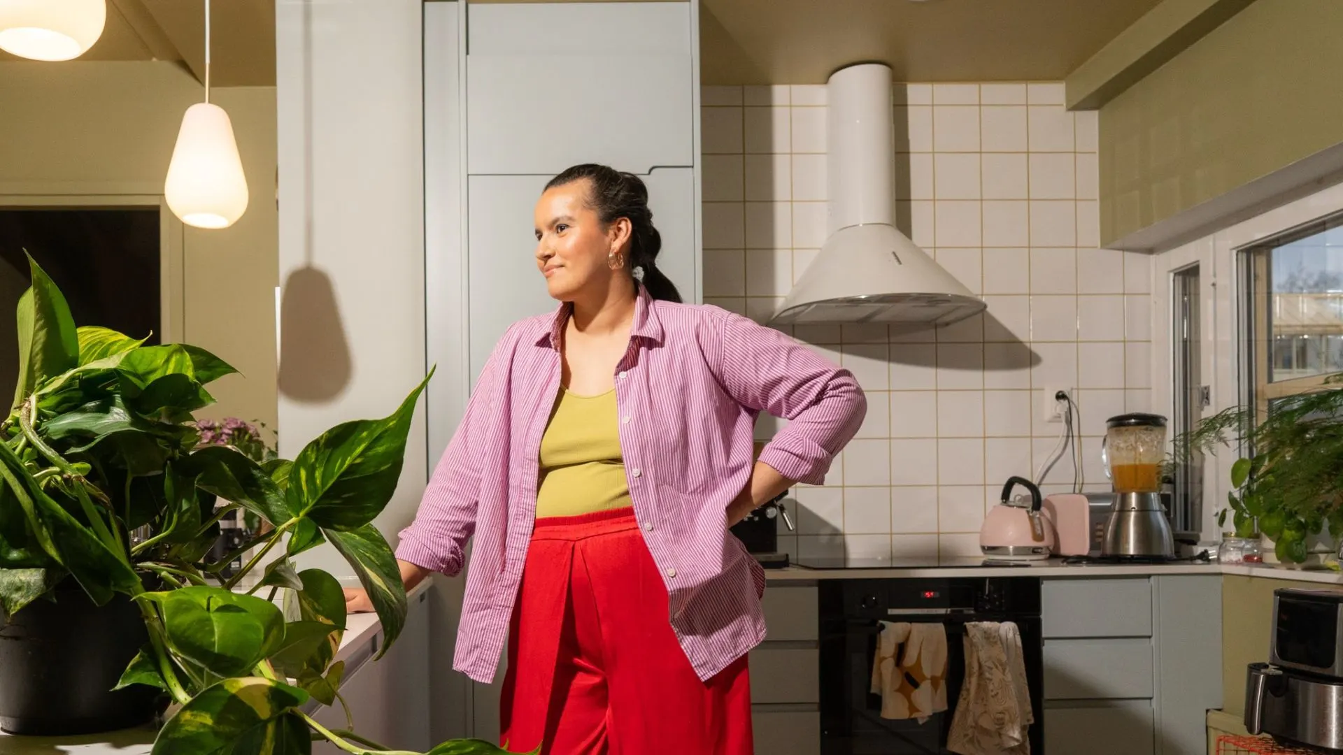 Nainen keittiössä smoothien teon jälkeen