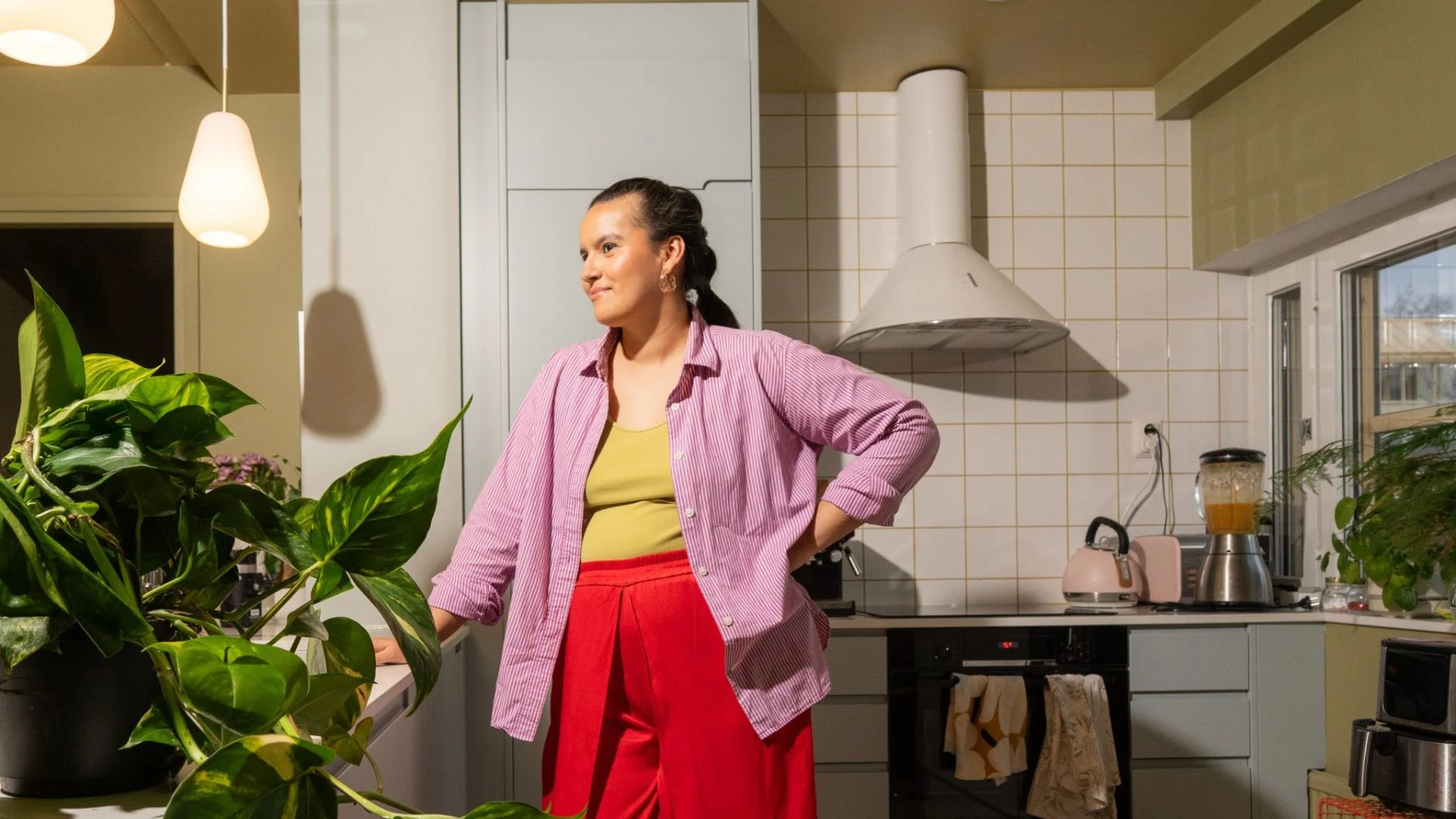 Nainen keittiössä smoothien teon jälkeen