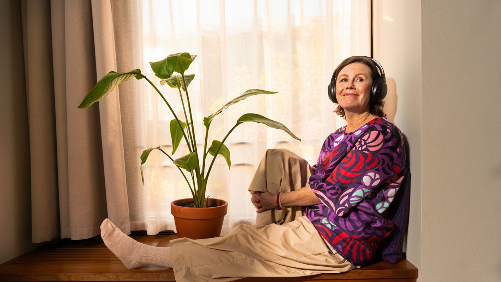 Nainen ikkunalaudalla