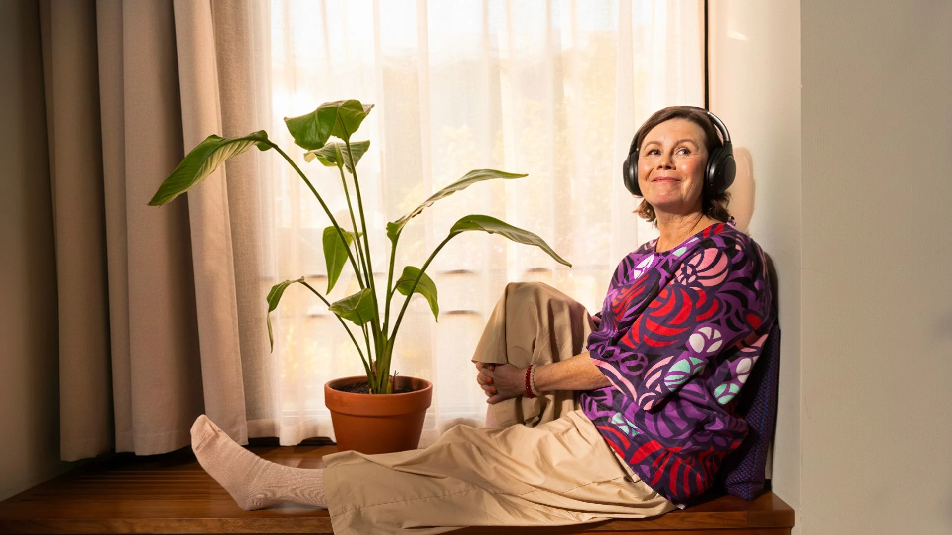 Nainen ikkunalaudalla