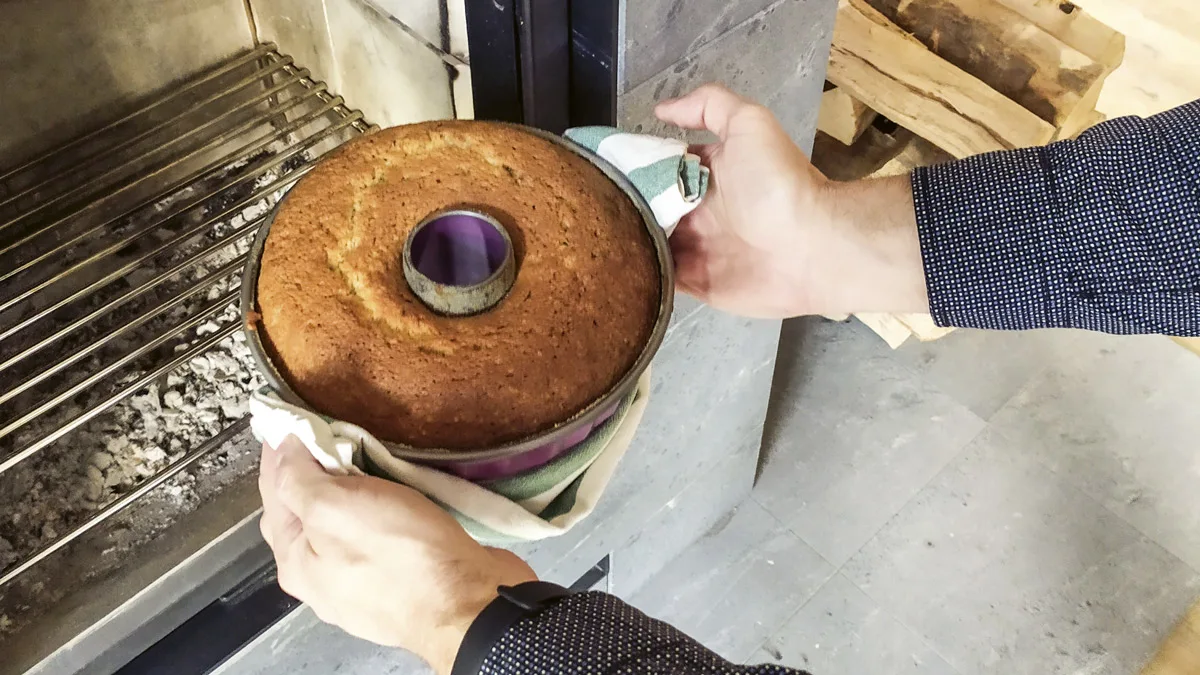 Takassa voit kypsentää, paistaa ja hauduttaa samoja ruokia kuin sähköuunissa. Hyödynnä takkalämmön eri vaiheet, myös hiillos ja sen jälkeinen lämpö. Takkakuvat: Tulikivi / Martat