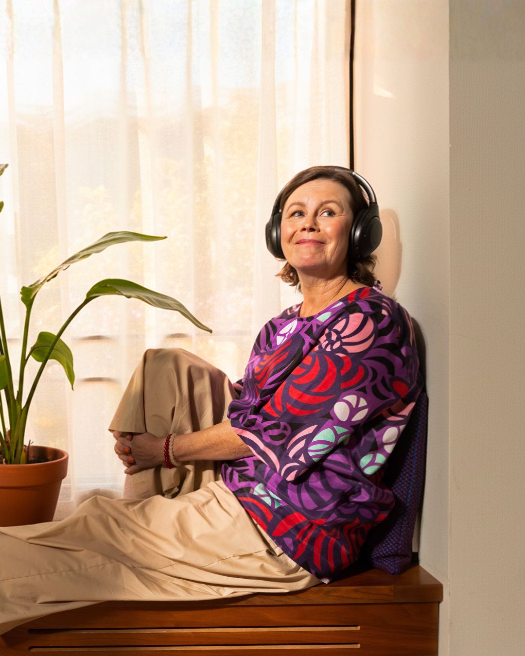 Nainen ikkunalaudalla