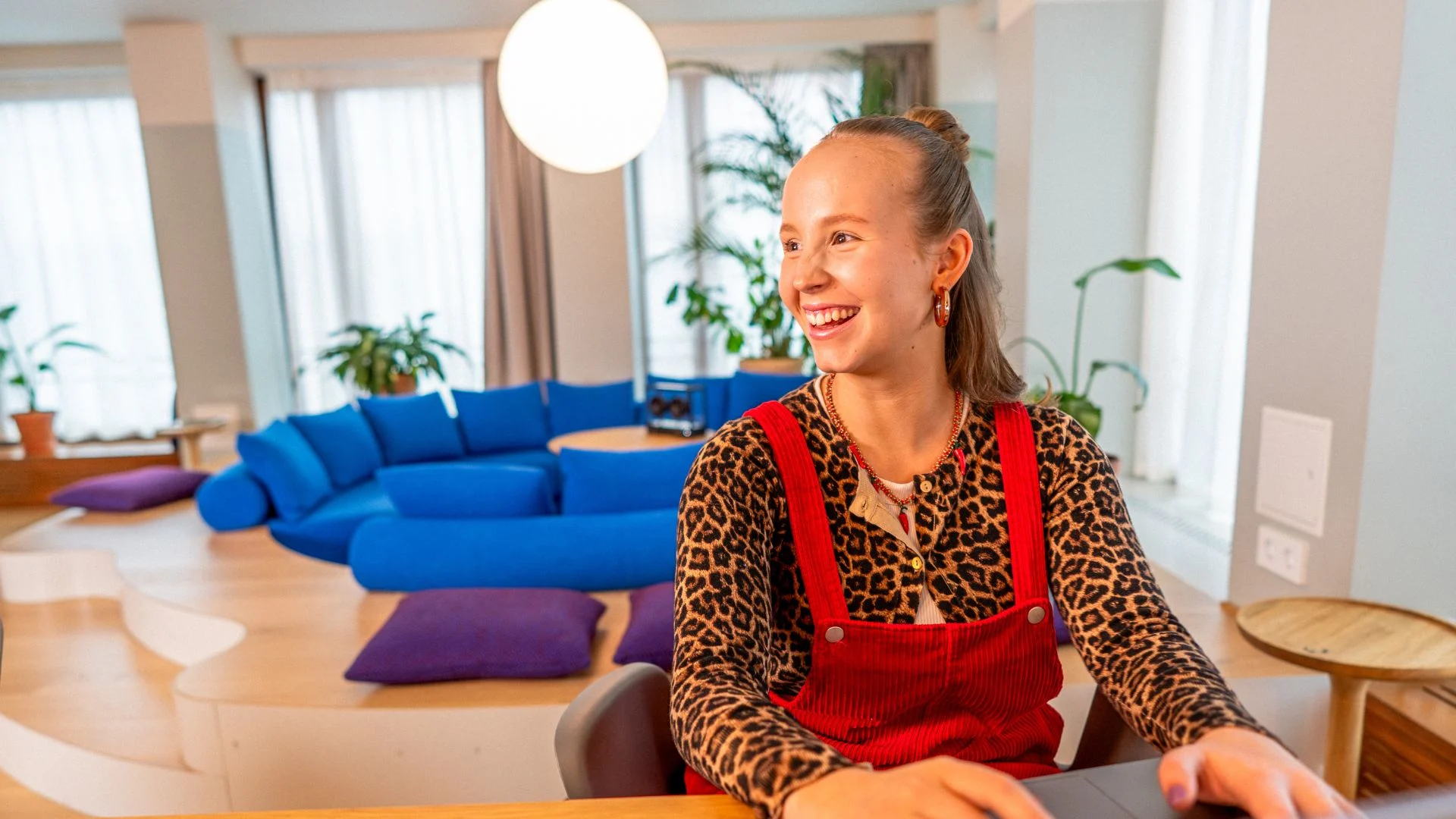 Nainen tietokoneella