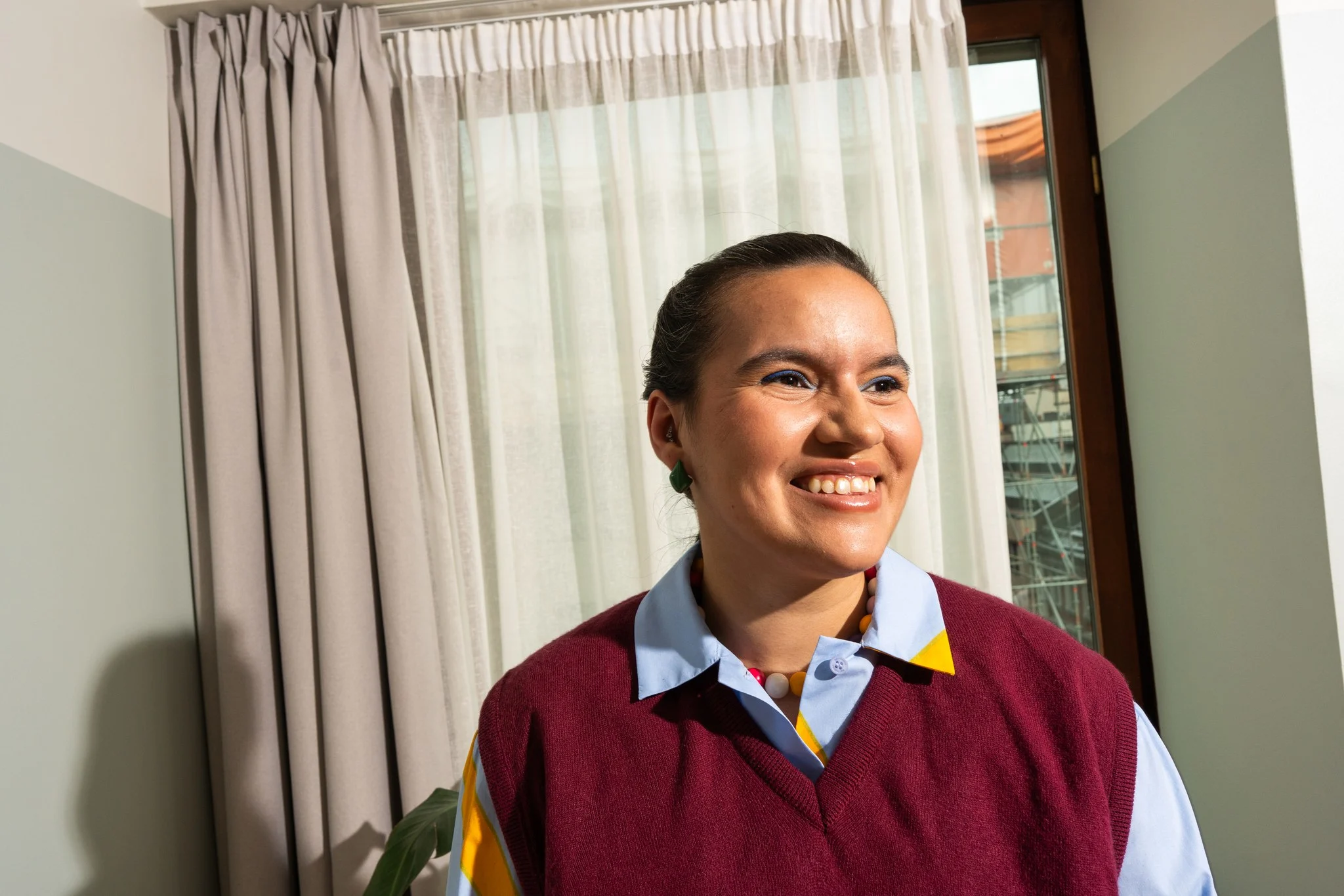 Nainen hymyilee ja katsoo eteenpäin