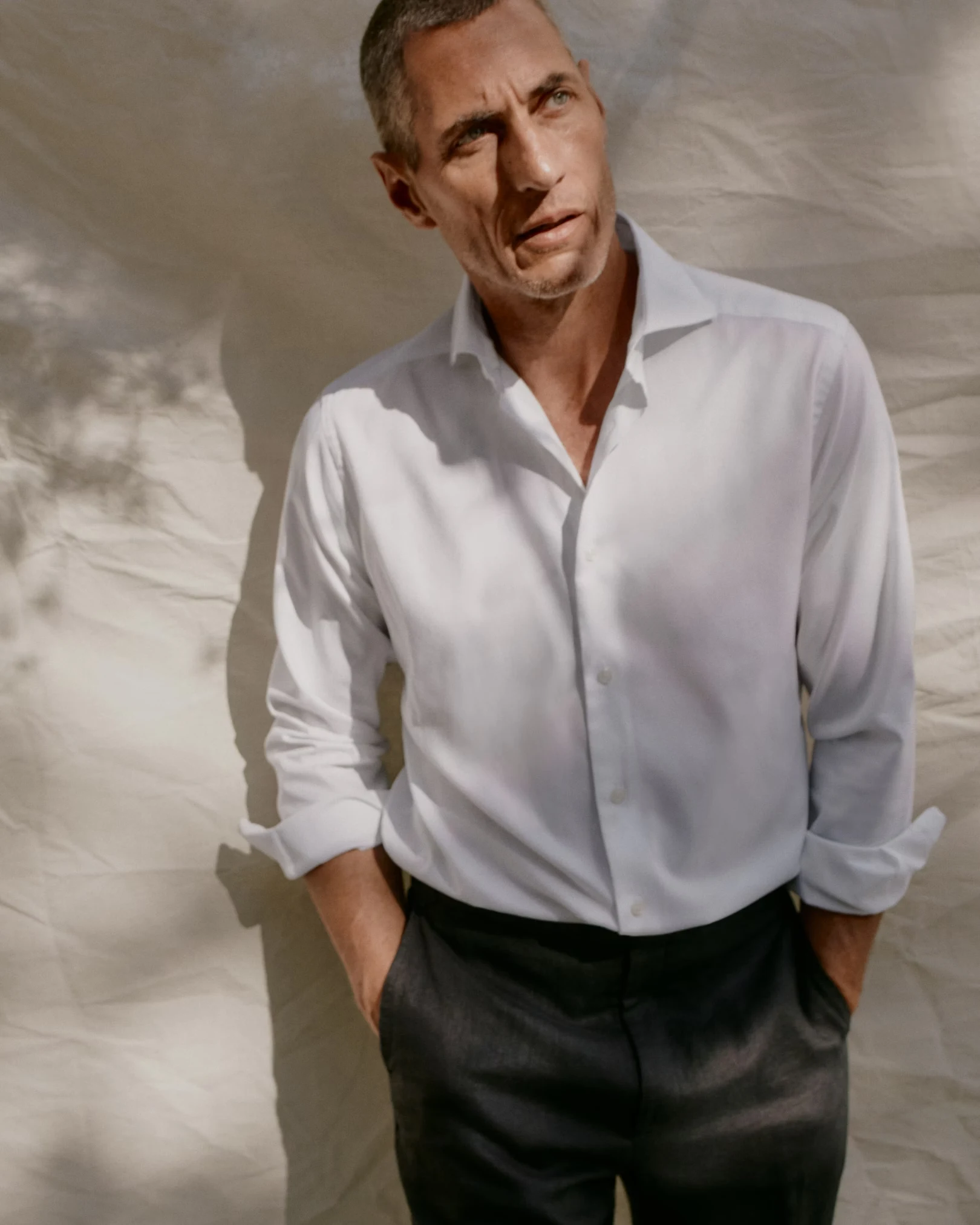 modell wearing an wrinkle free oxford shirt