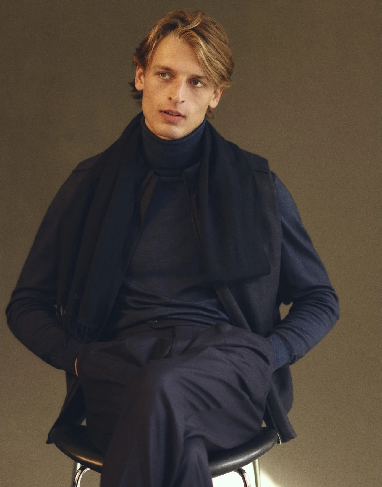 modell in studio with turle neck sweater