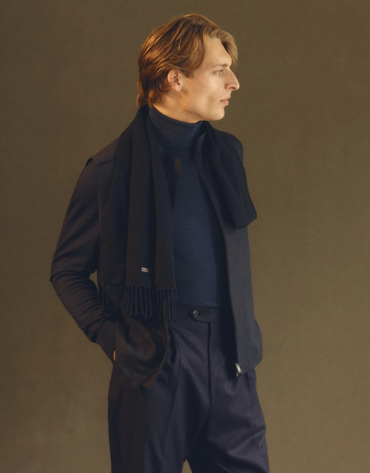 modell in studio with turle neck sweater