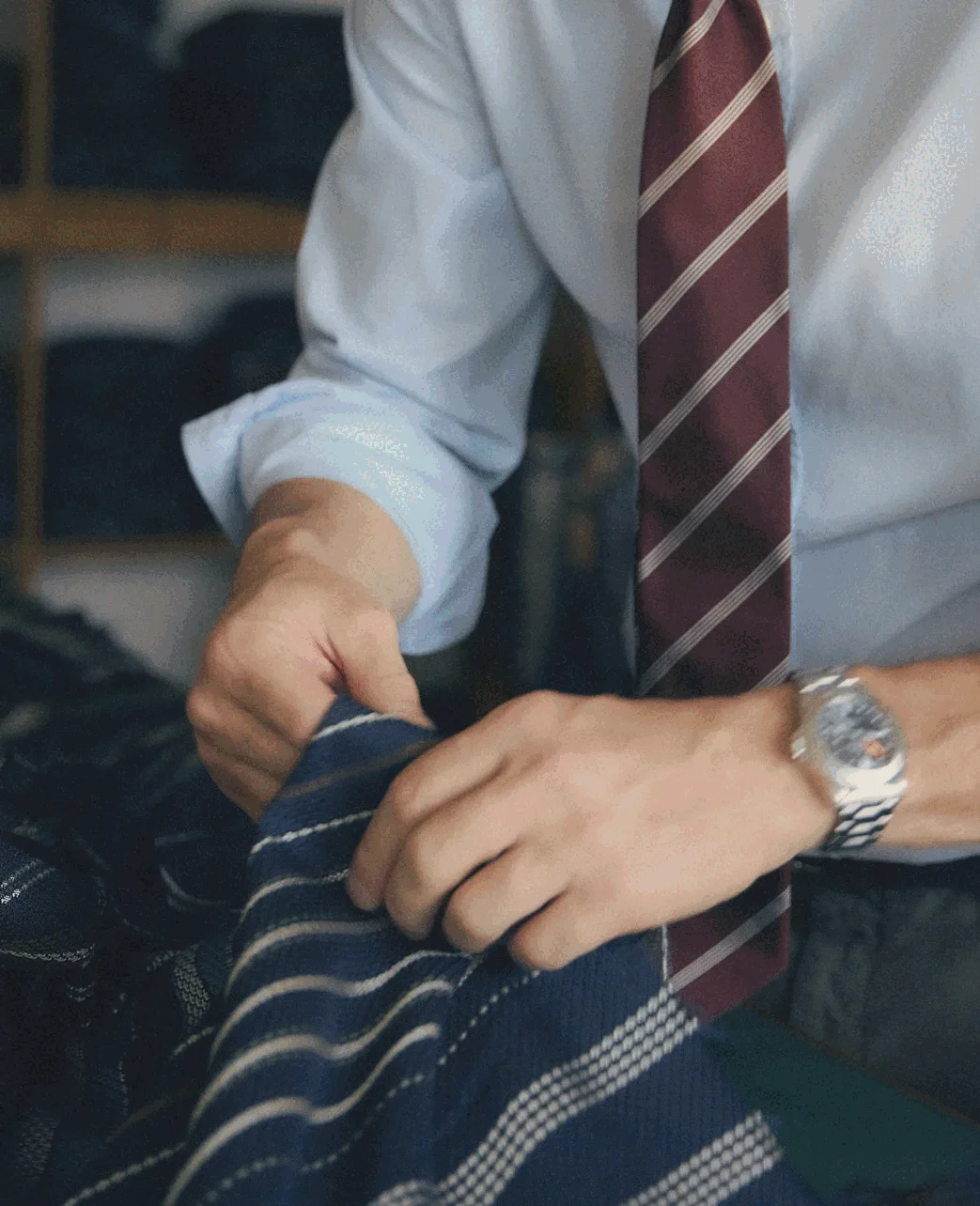 a gif from the product of a grenadine tie