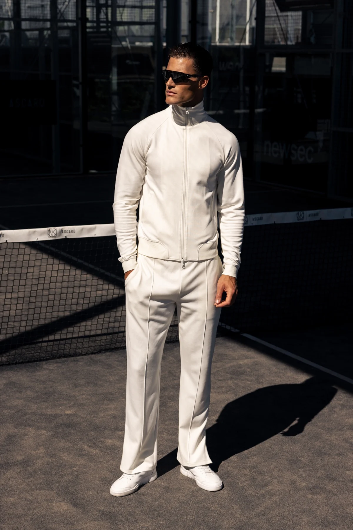 model sporty white outfit