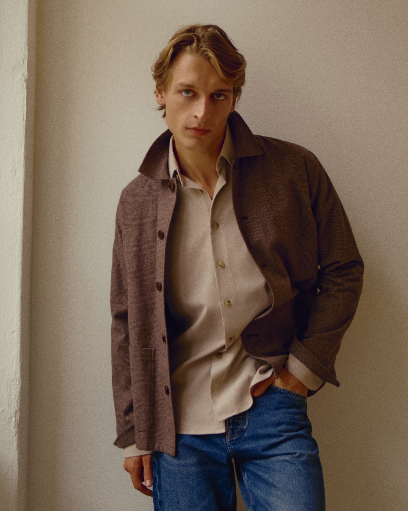 modell in studio with courdoroy shirt