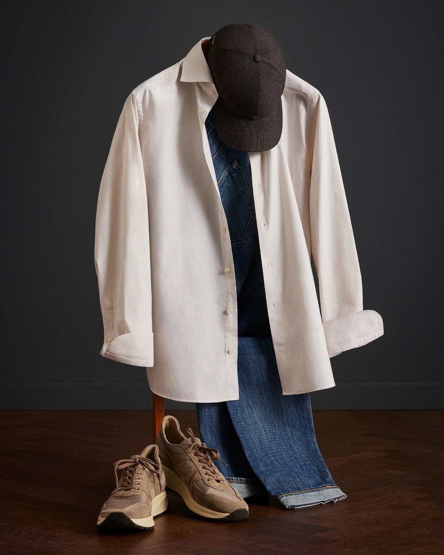 Oxfordshirt with stripes in a look together with jeans, a cap and a pair of shoes