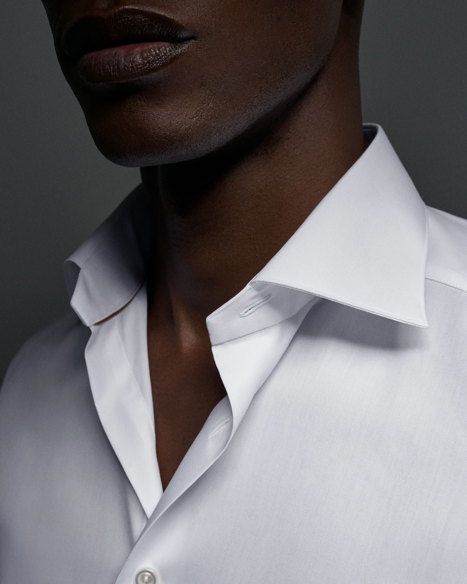 white signature twill shirt on model close up collar