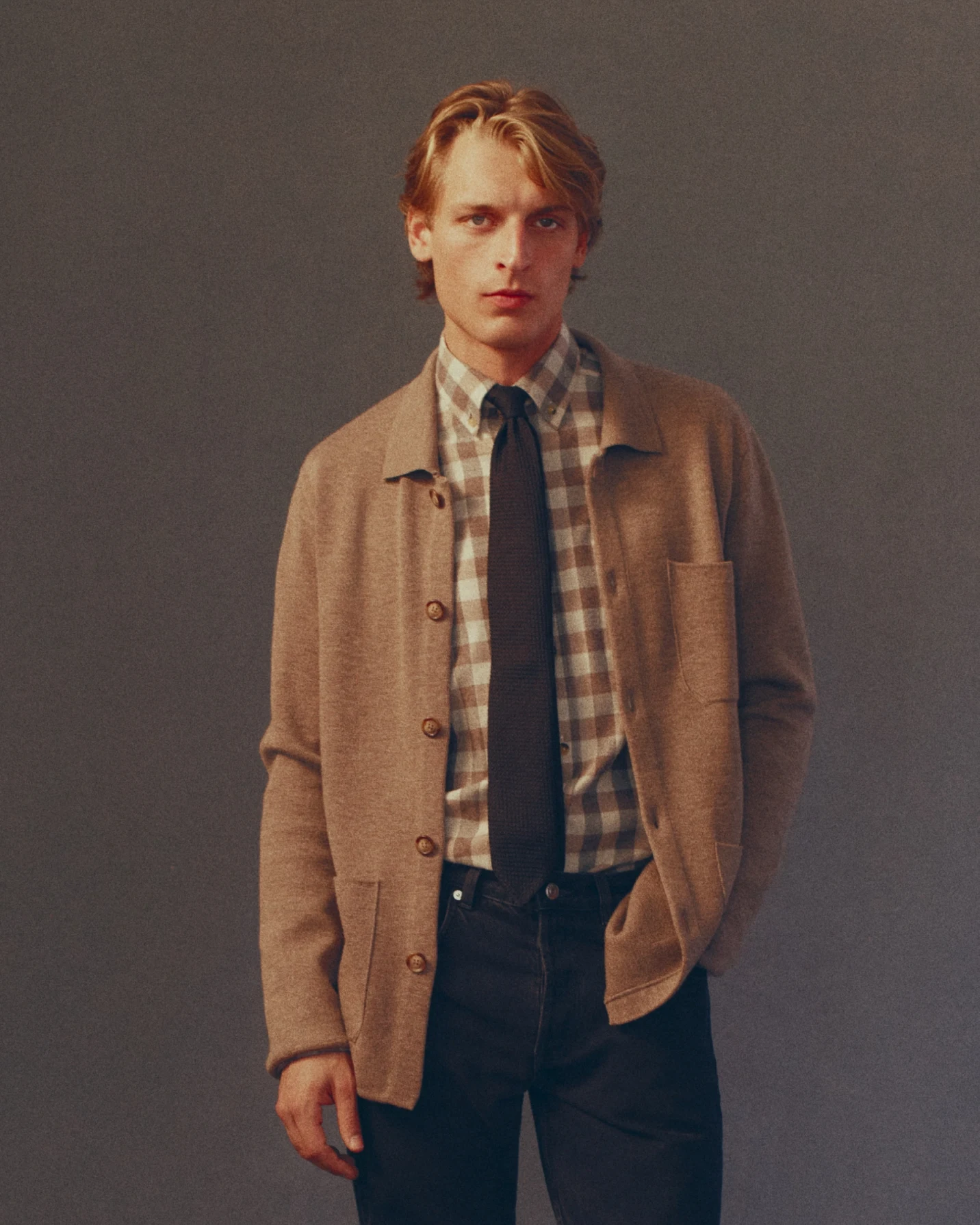 modell in studio with our milano knit overshirt