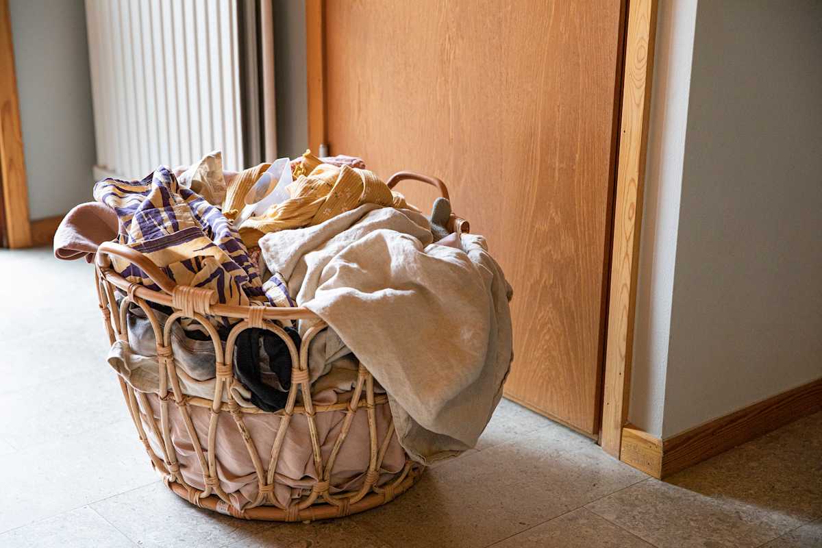 Laundry-basket-with-laundry