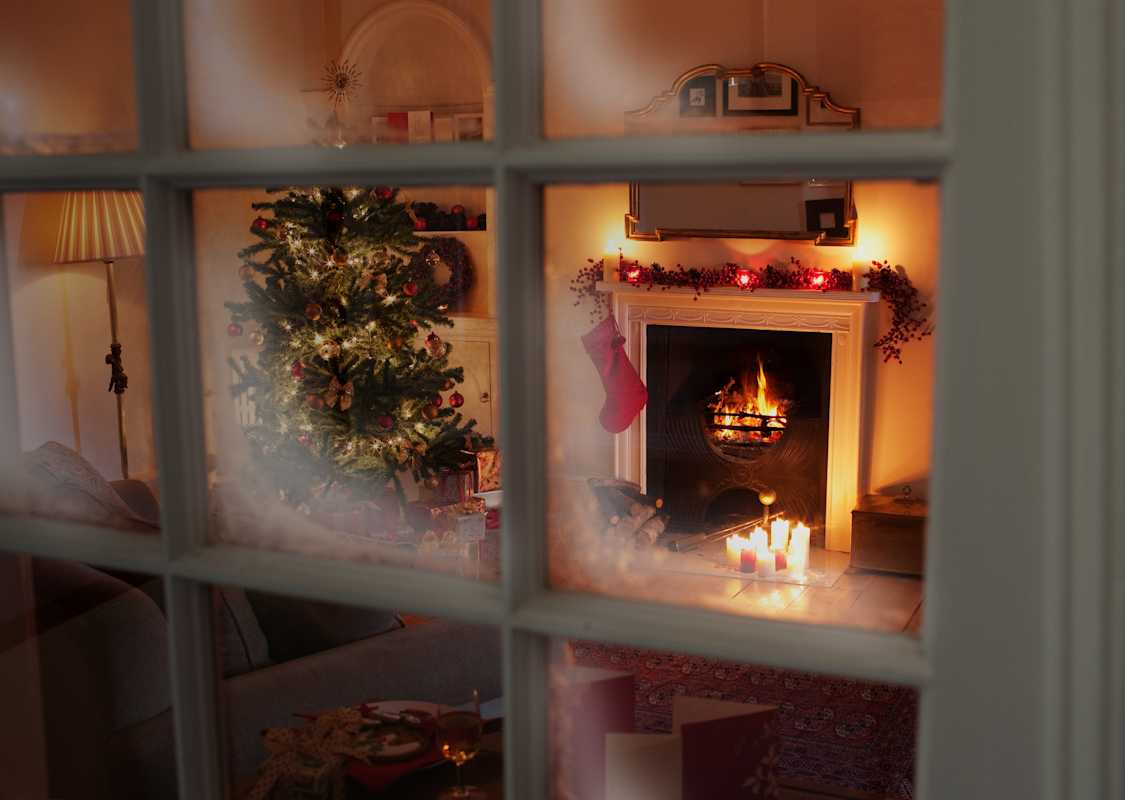 Window-with-Christmas-decorations
