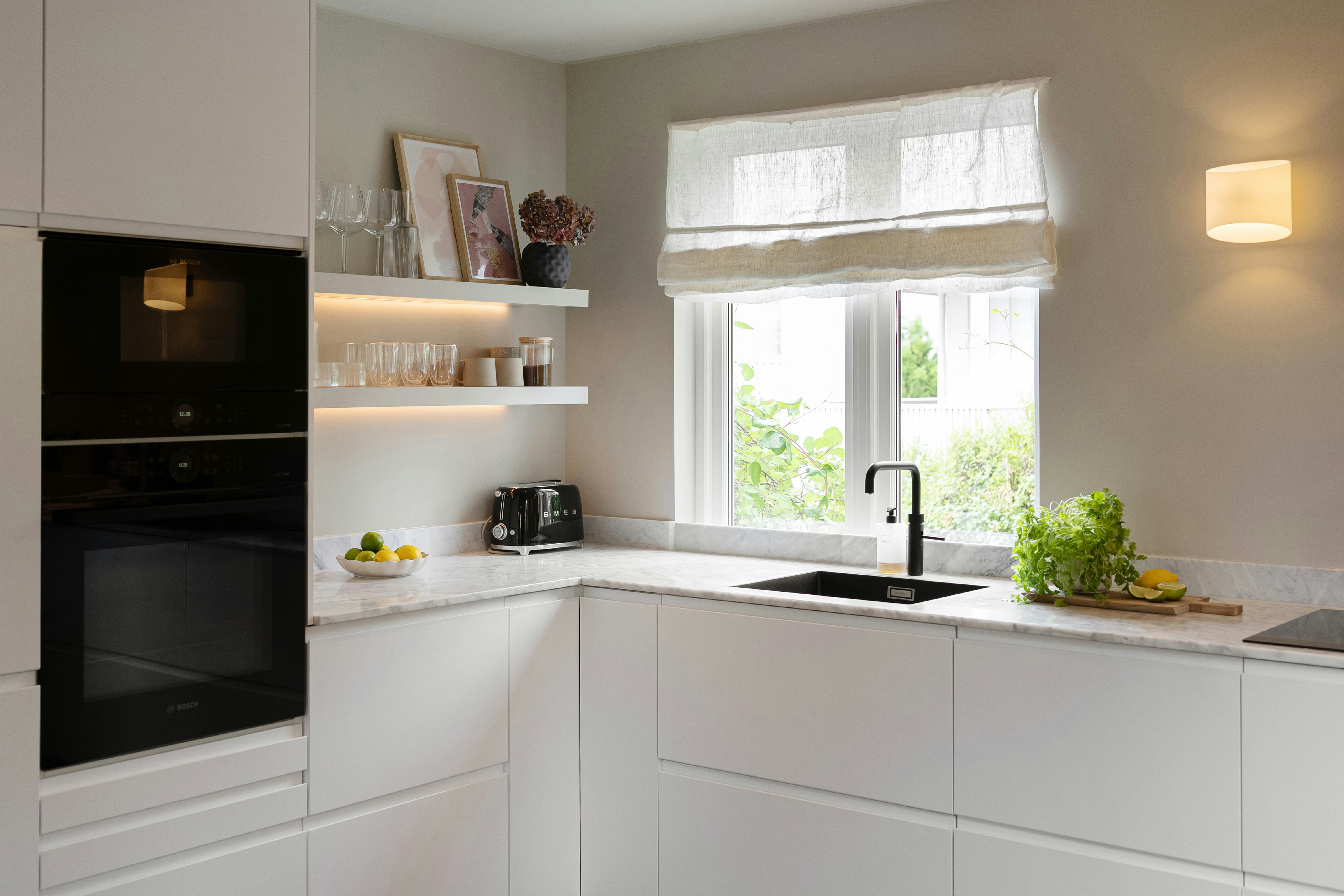 bright-modern-kitchen-with-marble-worktop