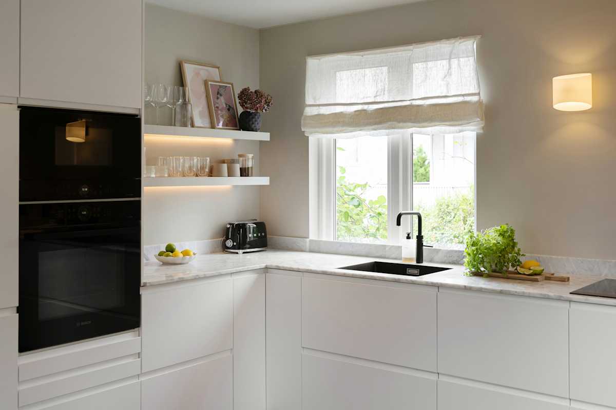 bright-modern-kitchen-with-marble-worktop