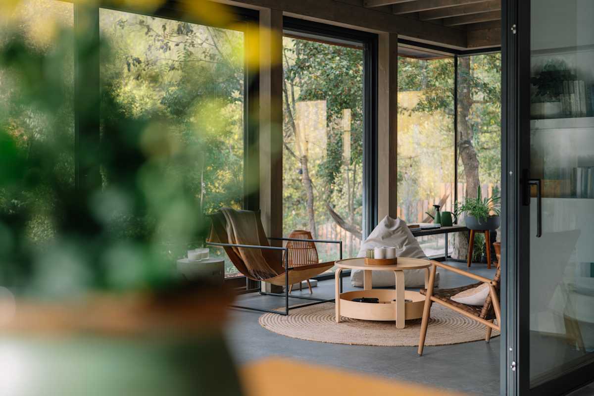 Ljus-lounge-med-naturkänsla