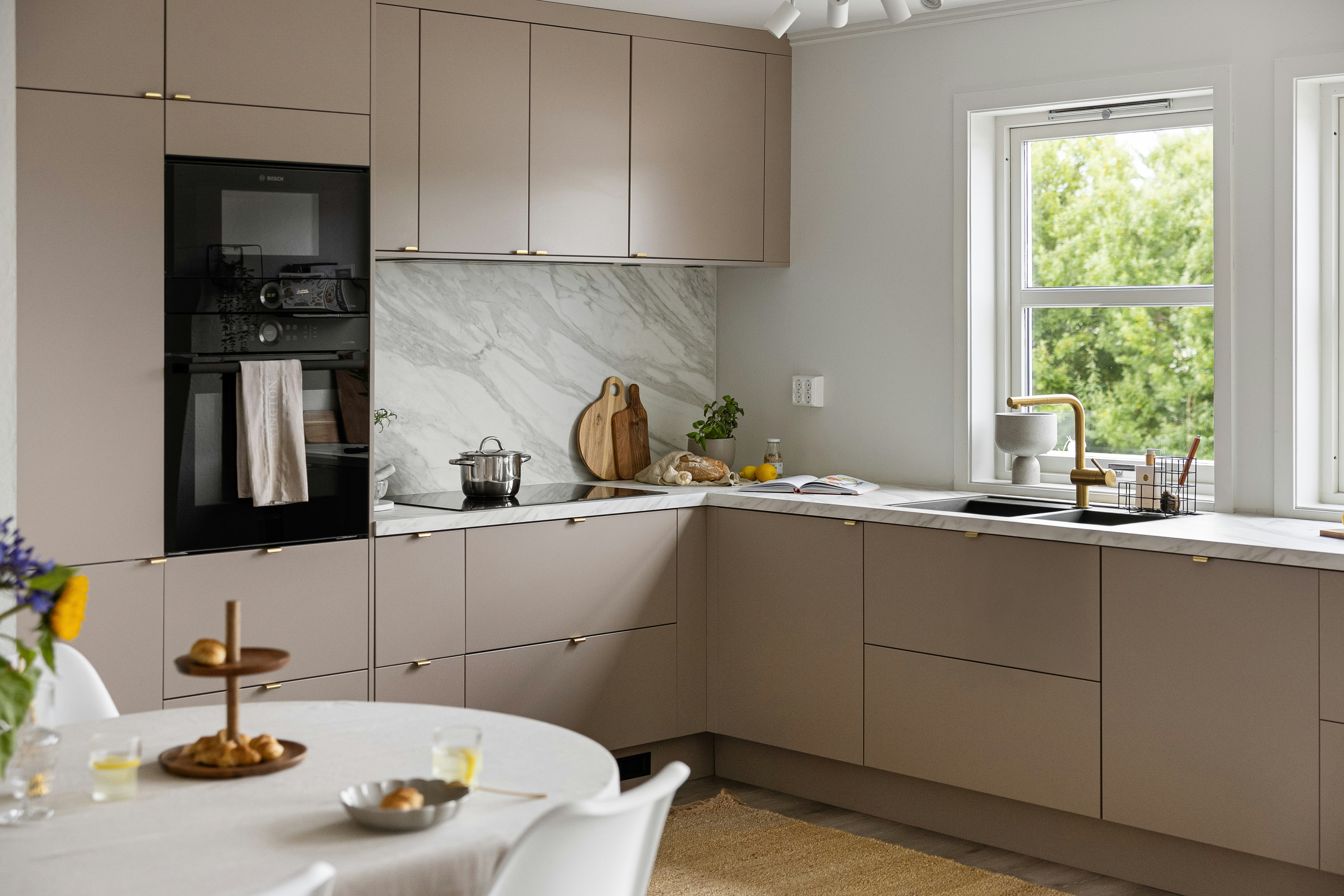 modern-kitchen-with-marble-splashback-and-beige-cabinets
