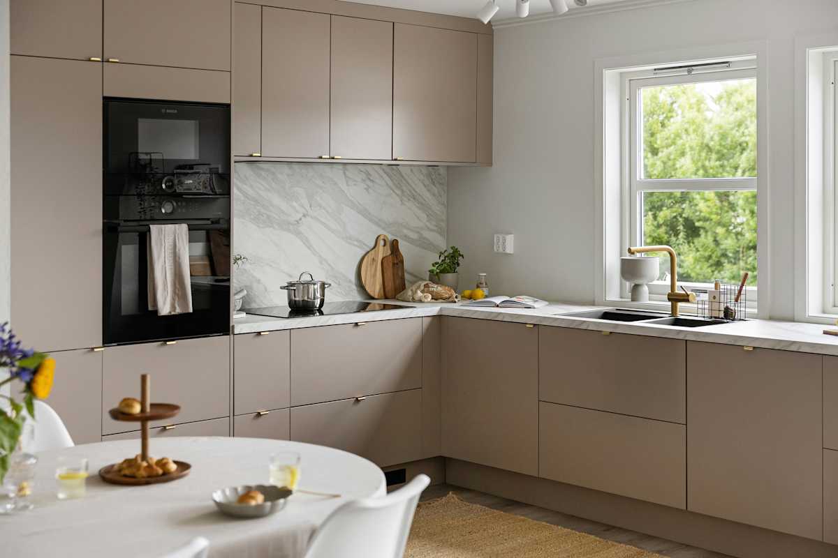 modern-kitchen-with-marble-splashback-and-beige-cabinets