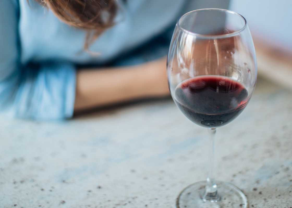 Wine-glass-with-red-wine