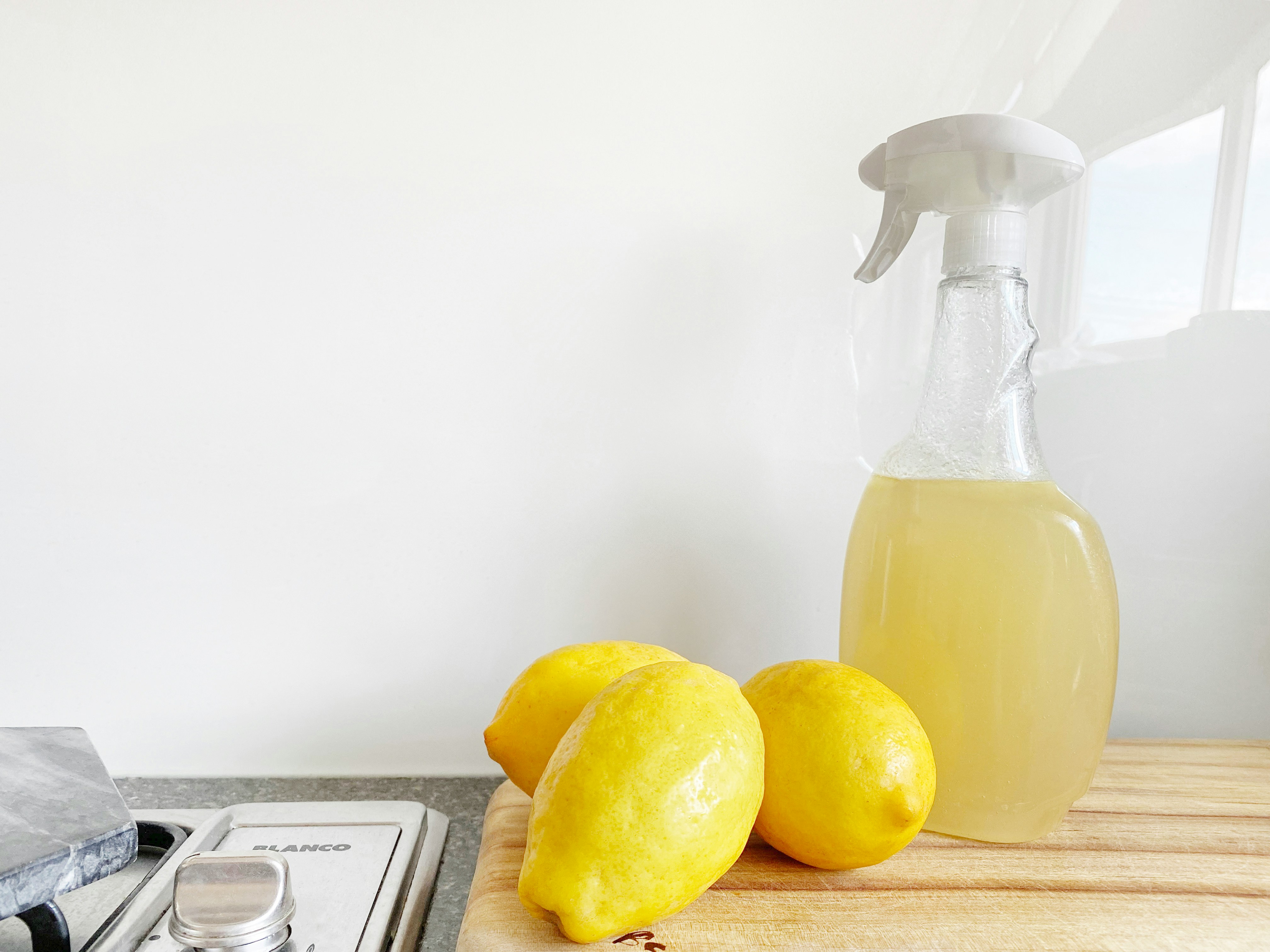 Cleaning-products-and-lemons