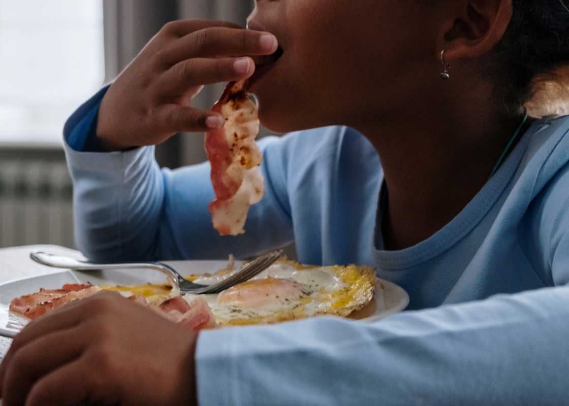 Child-eating-bacon
