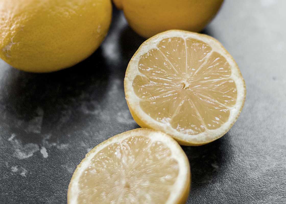 Lemon-sliced-in-half