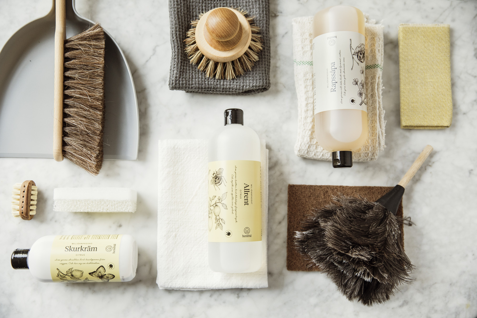 Städprodukter-på-ett-bord