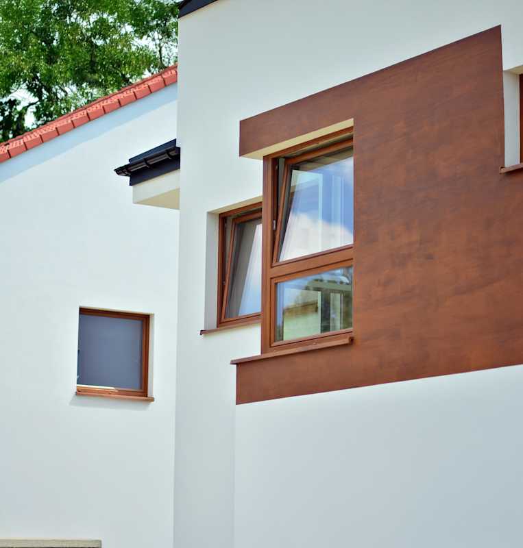 Modern-white-façade-with-wood-details