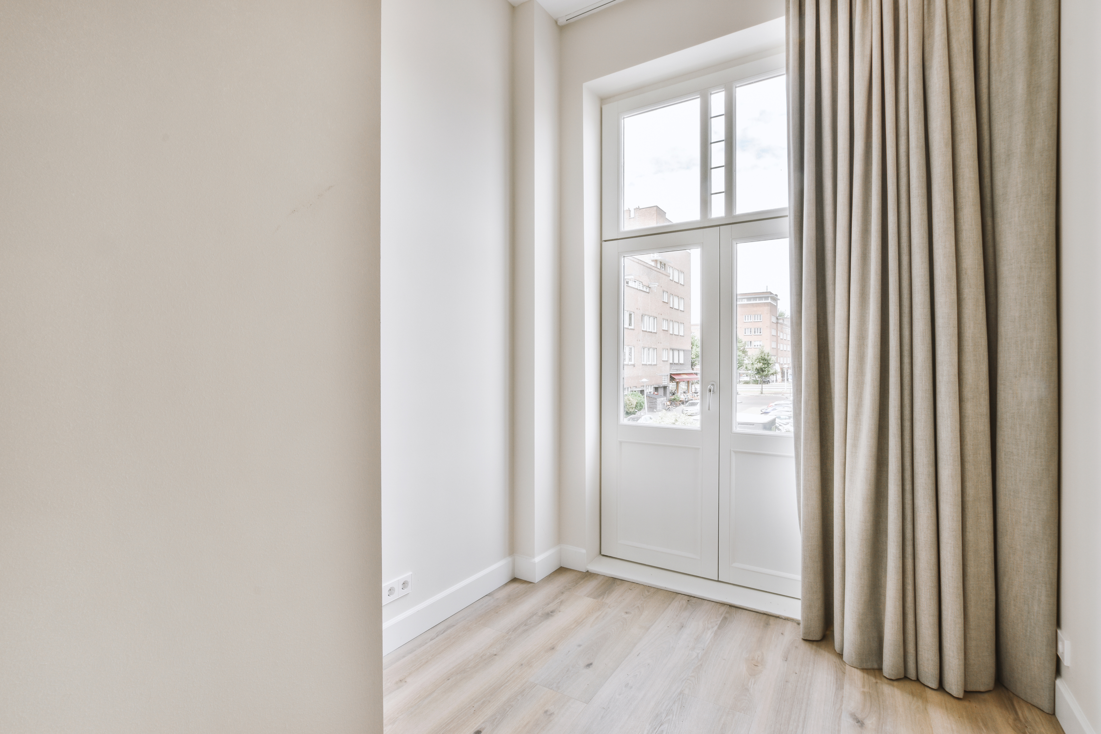 Bright-minimalist-interior-with-large-window