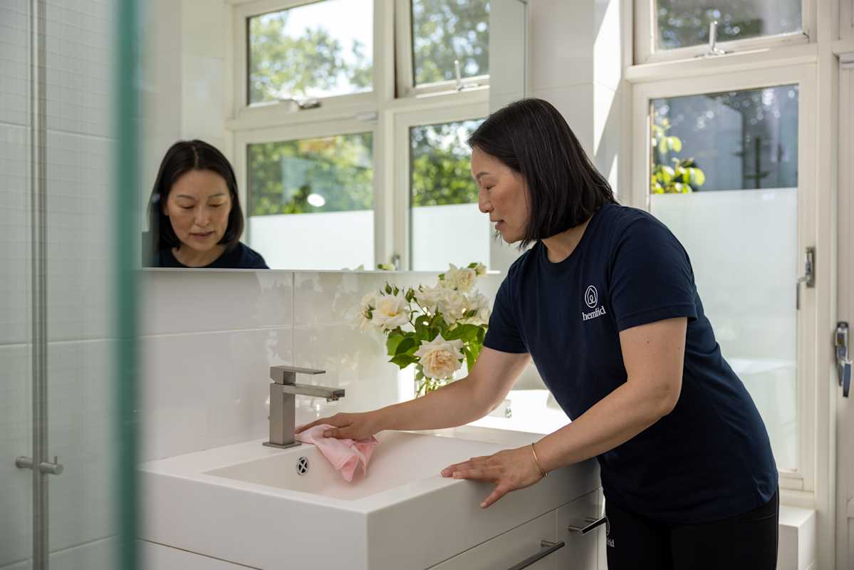 hemfrid-team-member-cleaning-bathroom-sink