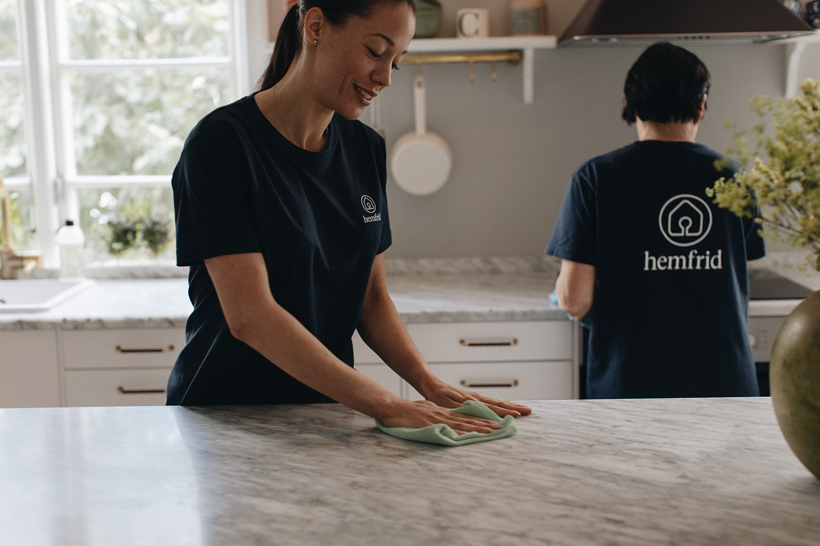Hemfrid-employee-cleaning-kitchen