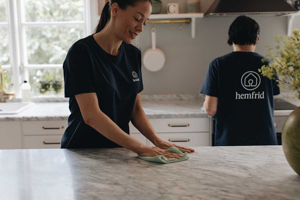 Hemfrid-employee-cleaning-kitchen